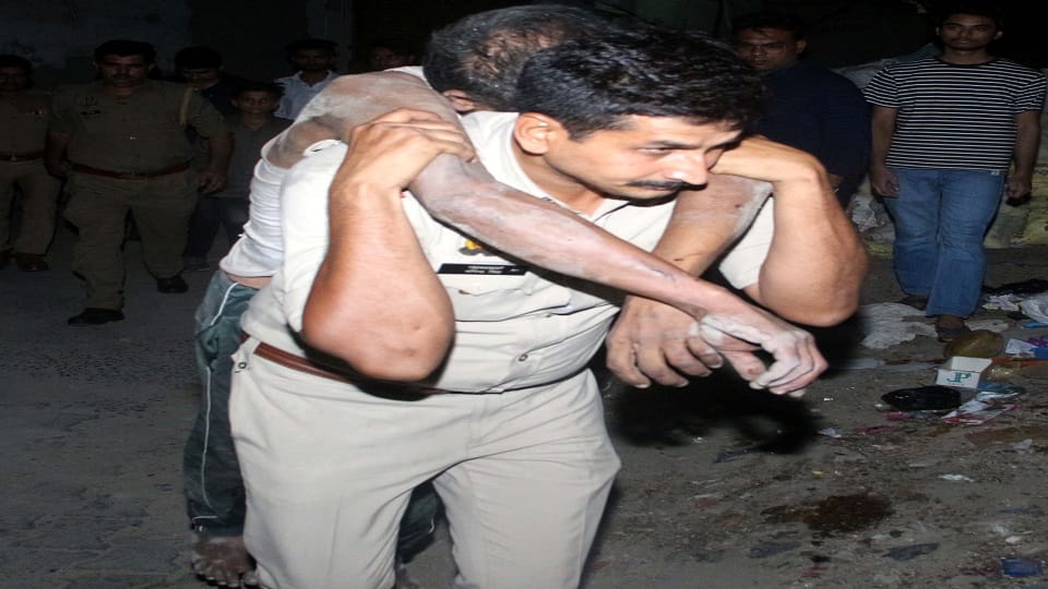 गंभीर घायल युवक ले जाता पुलिस कर्मी