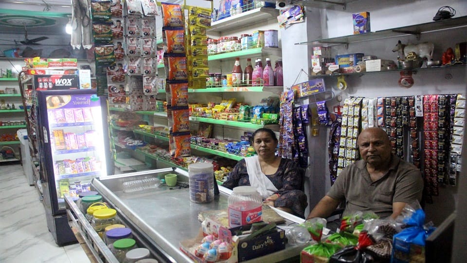 जी टी रोड स्थित गन हाउस की दुकान में खुली परचूनी की दुकान