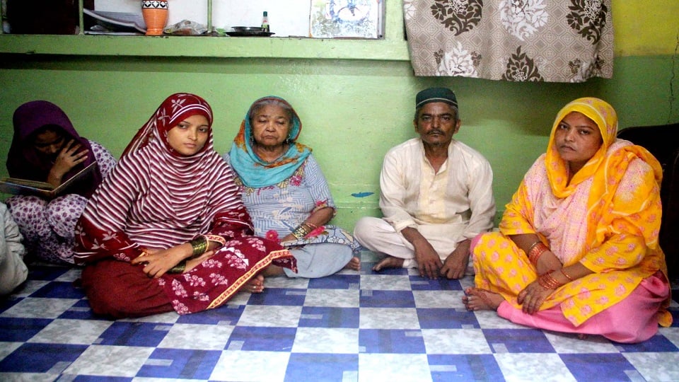 घास की मंडी के मृतक औरंगजेब के घर में बैठ परिवार के लोग
