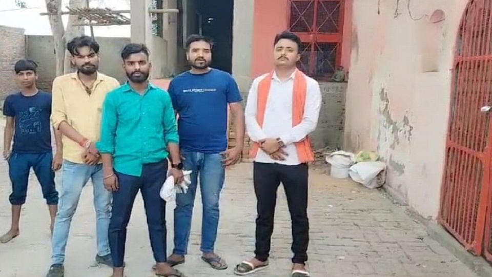 मंदिर परिसर में पेशाब करने की बात को लेकर रोष व्याप्त करते भाजपा युवा मोर्चा के सदस्य