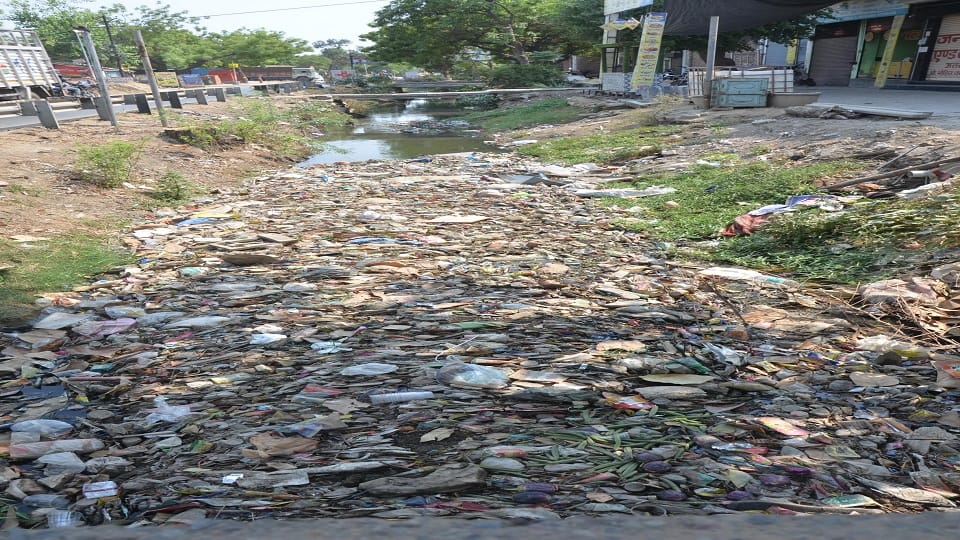 क्वार्सी बाईपास पर अटा पड़ा नाला