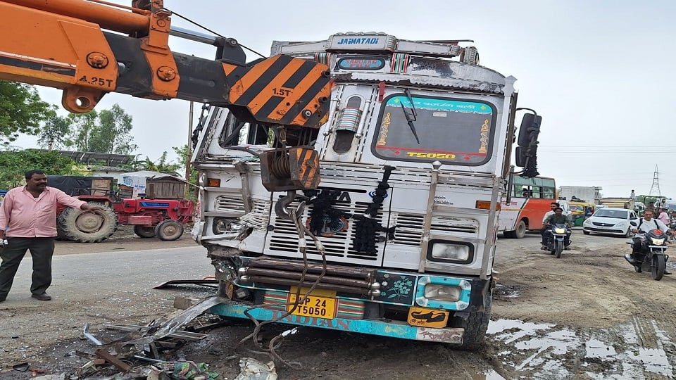 क्षतिग्रस्त ट्रक