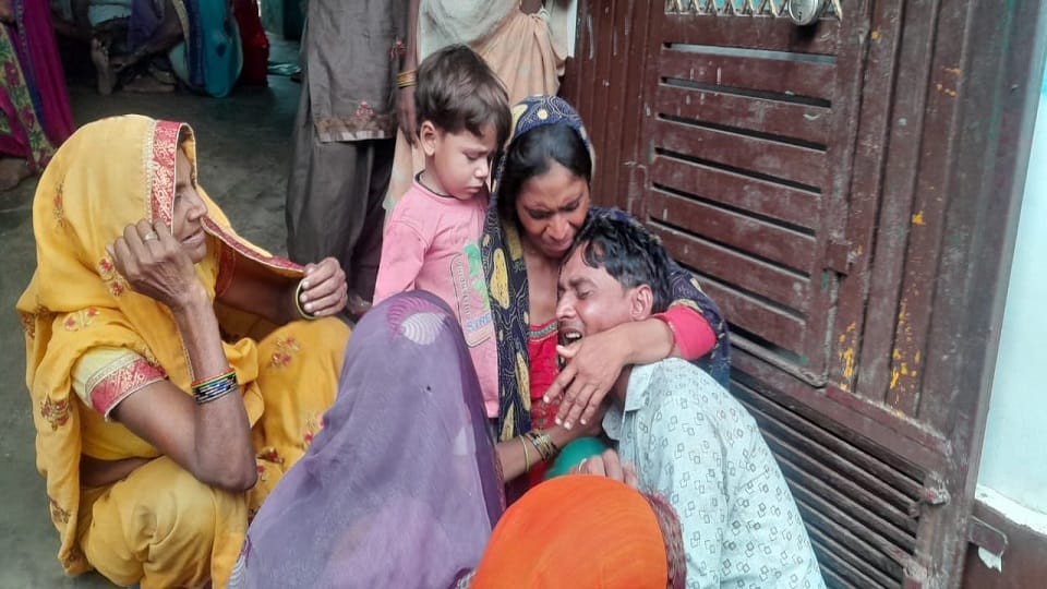 पत्नी एक बेटा पंकज की मौत पर बिलाप करतीं मृतका मंजू का पति