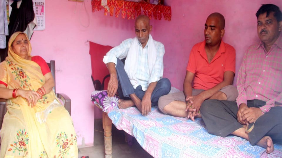 शोकाकुल परिवार