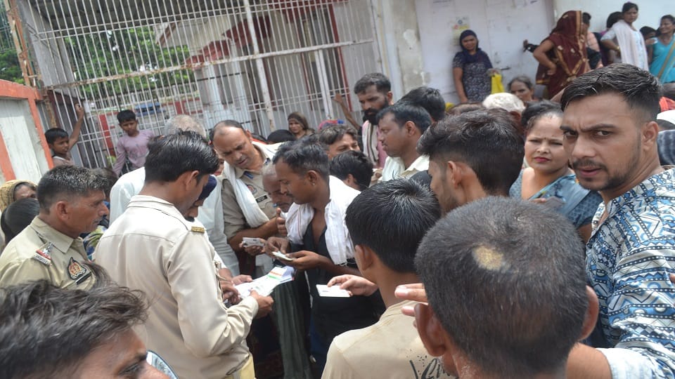 मुख्य डाक घर पर आधार कार्ड का अपडेट कराने को लगी भीड़