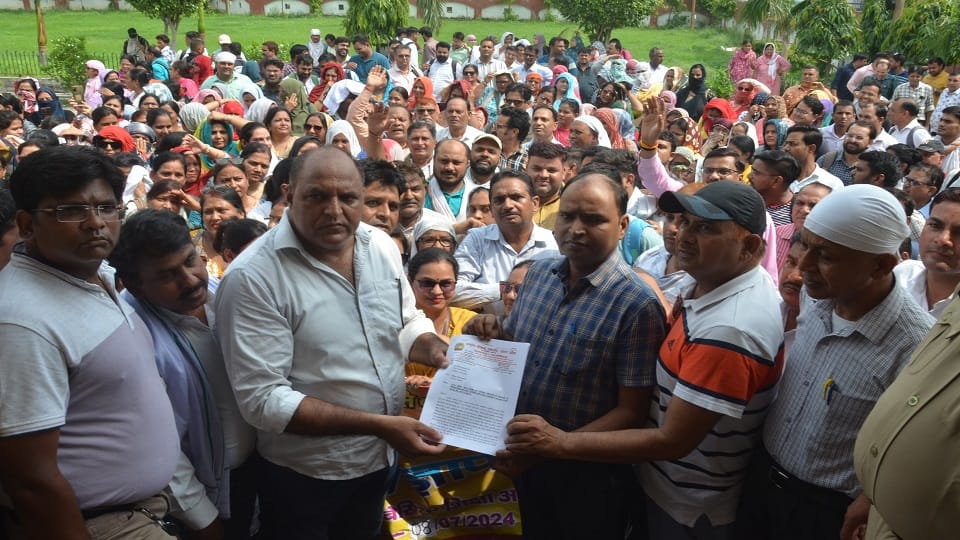 कलेक्ट्रेट में ऑनलाइन उपस्थिति के विरोध में एसीएम आशुतोष कुमार सिंह को ज्ञापन देते राष्ट्रीय शैक्षिक महासंघ के मंडल अध्यक्ष डॉ. राजेश चौहान