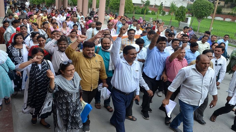 Teachers Protest Against Online Attendance - Amar Ujala Hindi News Live -  Aligarh News:ऑनलाइन हाजिरी के विरोध में गरजे शिक्षक, दिखा आक्रोश, जमकर हुई  नारेबाजी