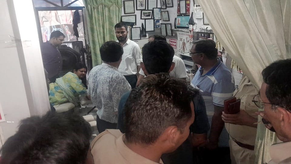 धौर्रा माफी में घर में अबैघ रूप चल रहे फिजियोथेरेपी की जॉच करते स्वास्थ्या विभाग के अधिकारी