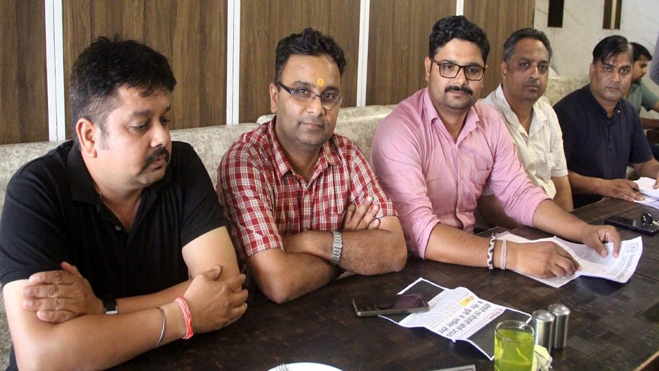 सर्टिफाइड फिजियोथेरेपिस्ट एसोसिएशन द्वारा पत्रकारों से वार्ता करते डॉ अभय पचौरी,डॉ राजेश अग्रवाल,डॉ अरविन्द राघव,डॉ अभय भारद्वाज 