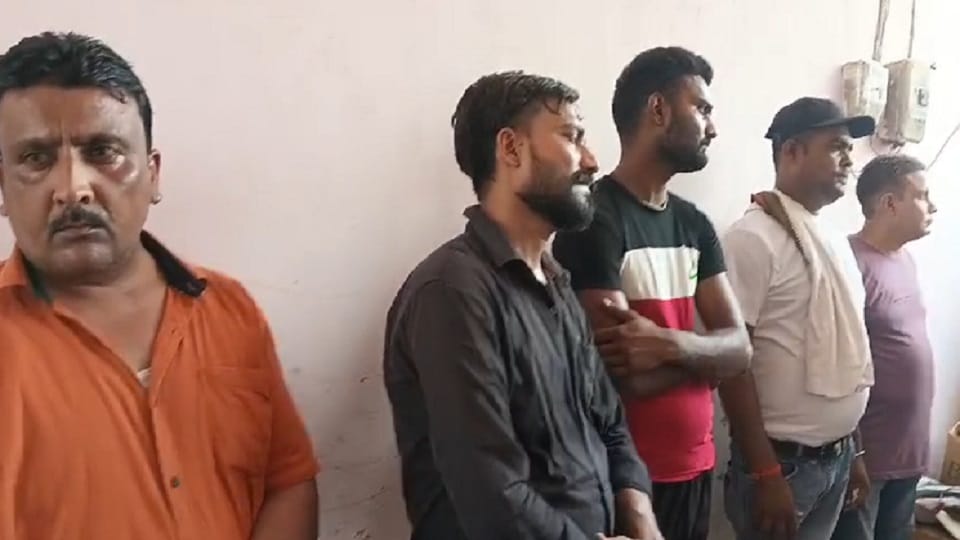 पकड़े गए दलाल