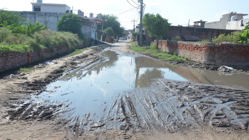 वार्ड नंबर 36 नगला डालचंद रोड पर कीचड़ से भरी पड़ी गली
