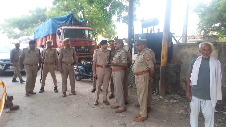 पुलिस जांच करती हुई
