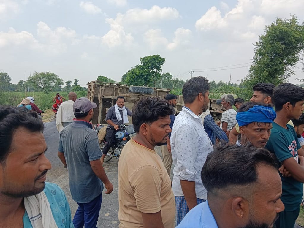 सड़क पर टेंकर पलटने के बाद लगी भीड़