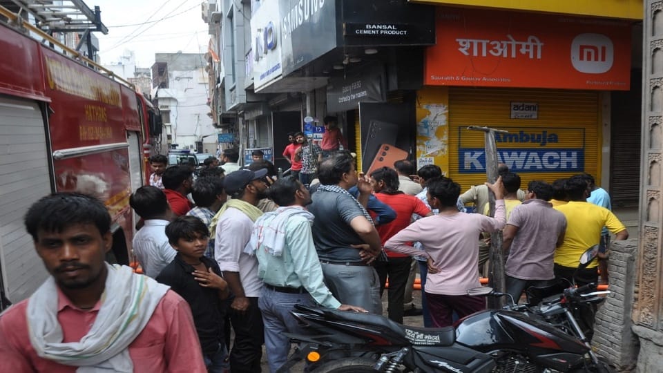 आग लगने के दौरान लगी भीड़ व पहुंची फायर ब्रगेड की गाड़ी