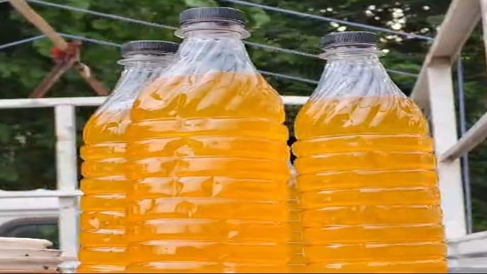 ताला नगरी में नकली देसी घी से भरे कैंटर को पकडे जाने के बाद बोतल में निकाला गया नकली देशी घी ।