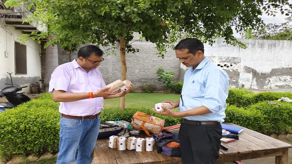 आटे के सेंपल सील करते खाद्य सुरक्षा अधिकारी