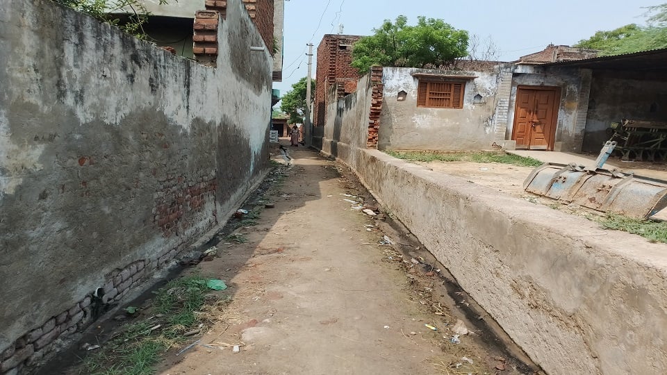 शहीद के घर को जाने वाला खरनंजा जो की बारिश के समय में भर जाता है पानी