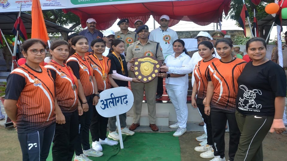 महिला वर्ग में विजेता अलीगढ़ की टीम को सम्मानित करते एसएसपी संजीव सुमन