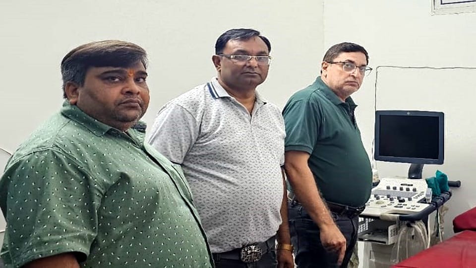इगलास में प्राइवेट हॉस्पीटल पर कार्यावाही करते स्वास्थ्या विभाग के अधिकारी