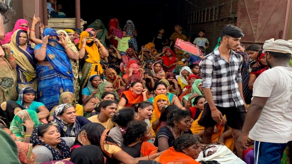 परिजन विलाप करते हुए