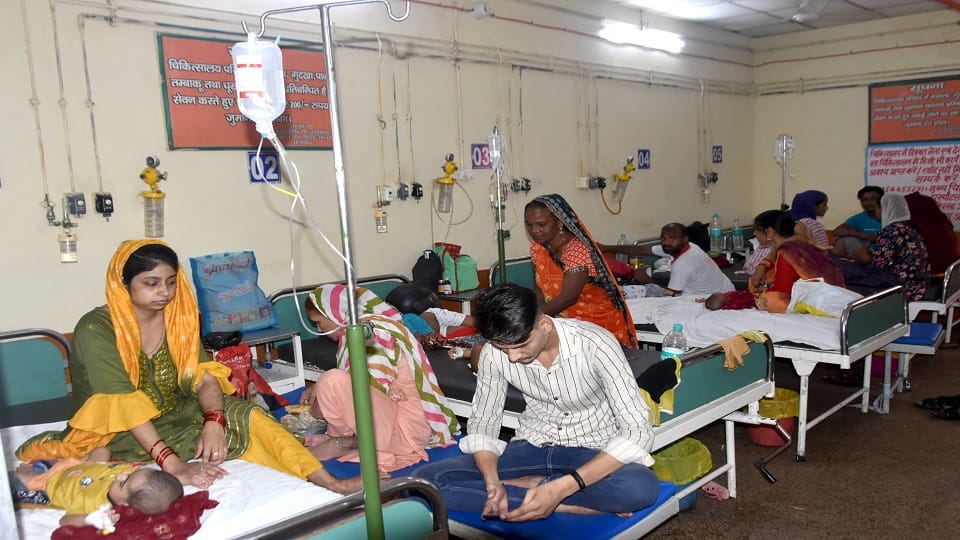 जिला अस्पताल मलखान सिंह के बच्चा वार्ड में भर्ती बच्चा मरीज