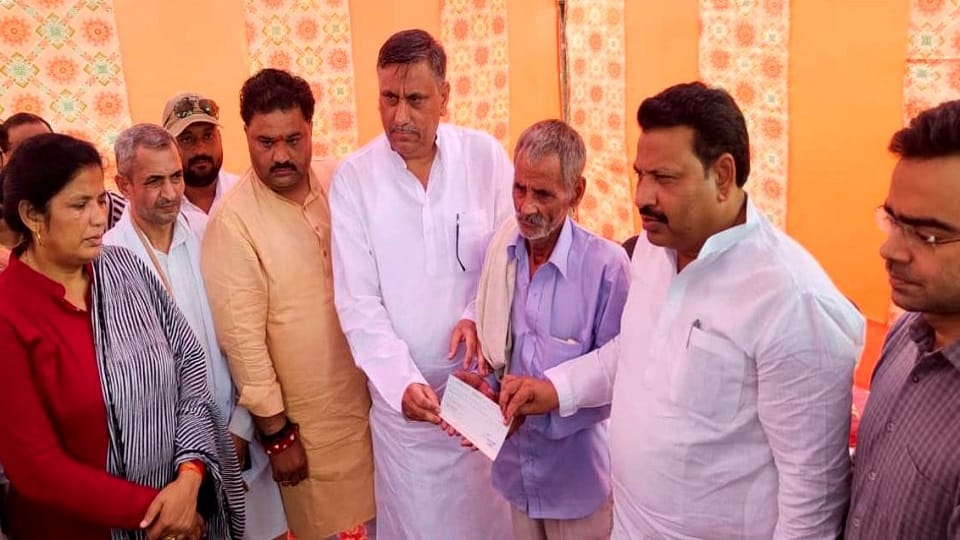 बलिदानी सुभाष के पिता को चेक देते सांसद ,विधायक ,डीएम  व अन्य