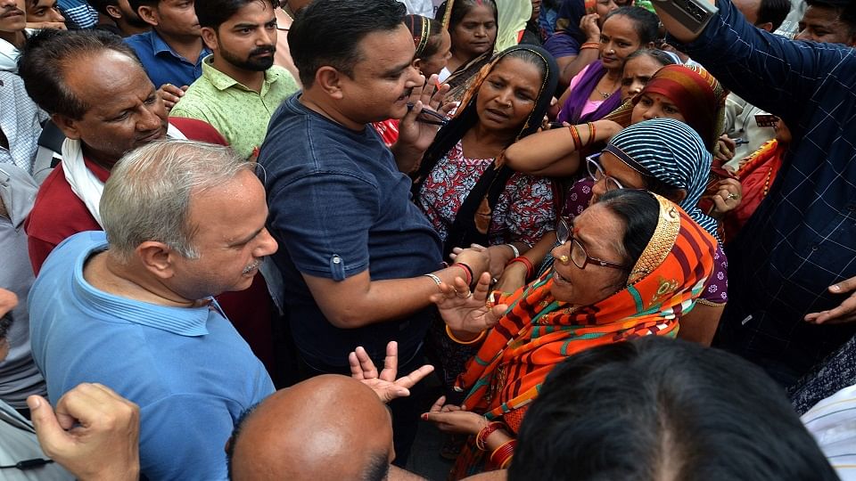 नौरंगाबाद जीटी रोड नौदेवी मंदिर के सामने पानी की समस्या होने पर लगे जाम में पहुचें विधायक अनिल पाराशर से नोकझोक करती महिला