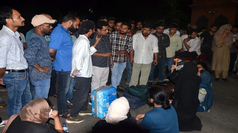 एएमयू का गेट बंद कर धरने पर बैठीं छात्राओं को समझाती प्रॉक्टर टीम