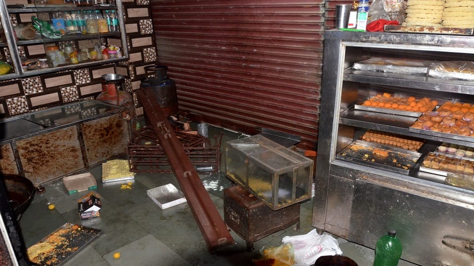चंदनिया में गांजे को लेकर हुए पथराव में मिठाई की दुकान का टूटा शीशा