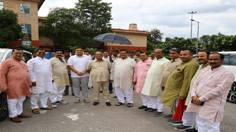 लखनऊ में इंदिरा गांधी प्रतिष्ठान का निरीक्षण करते मंत्री संदीप सिंह, राजवीर सिंह व विधायकगण
