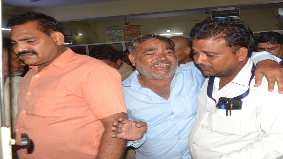 मथुरा रोड स्थित मां रामबती ऑटो मोबाइल्स पर विद्युत करंट से   युवक  की मौत के बाद  जिला अस्पताल में विलाप करते परिजन