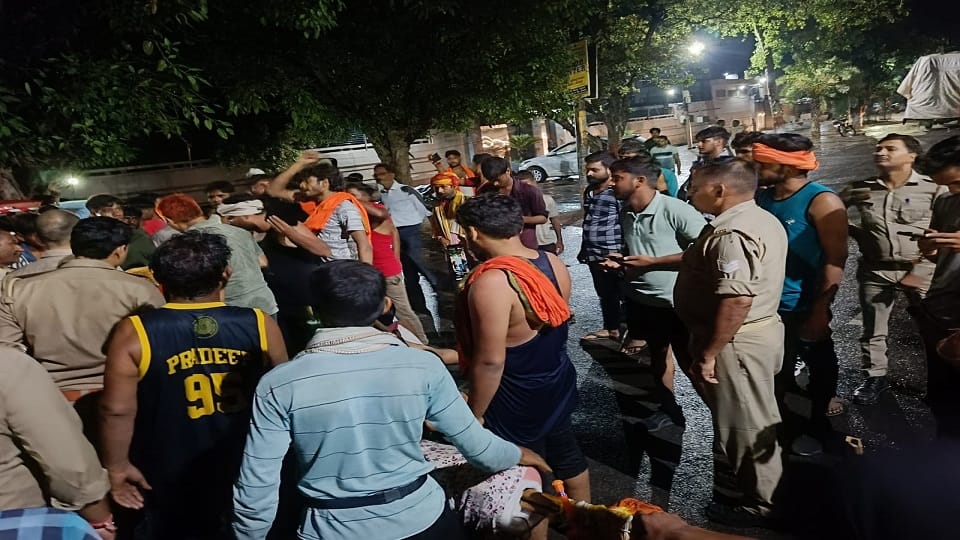 हंगामा करते कांवड़िए