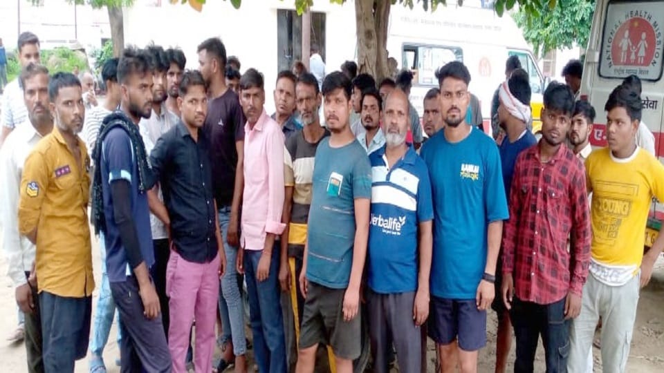 आगरा रोड पर रविवार की देर रात्रि  संदिग्ध परिस्थितियों में युवक की मौत के बाद पोस्ट मार्टम पर लगी परिजन व मौहल्ले के लोगों की भीड़