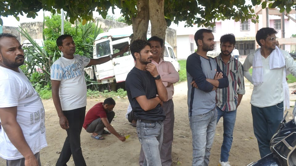 कस्बा मेंडू में विवाहिता की संदिग्ध परिस्थितियों में मौत के बाद पोस्ट मार्टम हाउस पर लगी भीड़