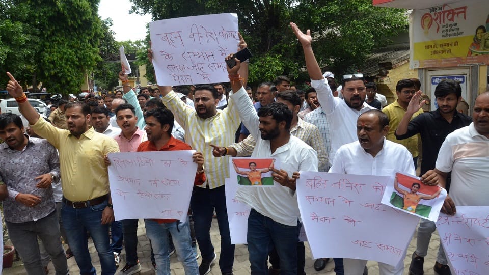 पहलवान विनेश फोगाट पर सोशल मीडिया पर की गई टिप्पणी पर क्वार्सी थाने में प्रदर्शन करते जाट वंशावली के पदाधिकारी
