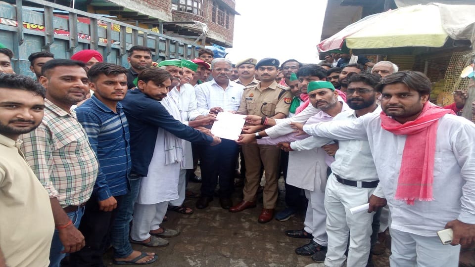 किसानों द्वारा तिरंगा ट्रैक्टर रैली निकालने के बाद में धर्मशाला चौराहे पर एसडीएम को सौंपा ज्ञापन