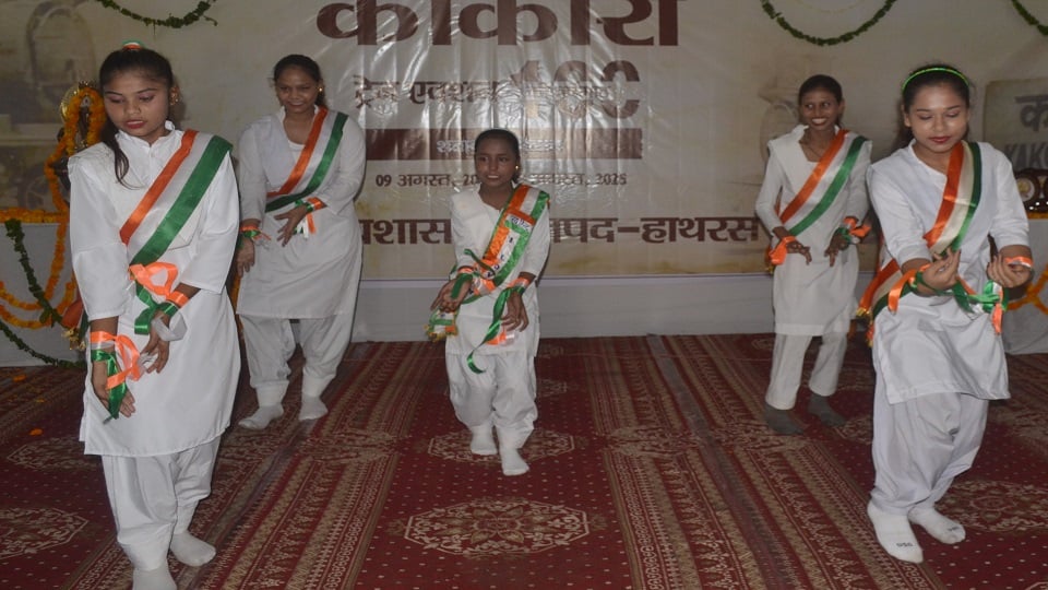  काकोरी ट्रेन एक्शन शताब्दी  महोत्सव में देश भक्ती गीत पर प्रस्तुति देती छात्राएं