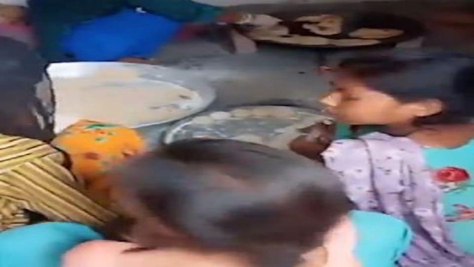 रोटी बनातीं छात्राएं
