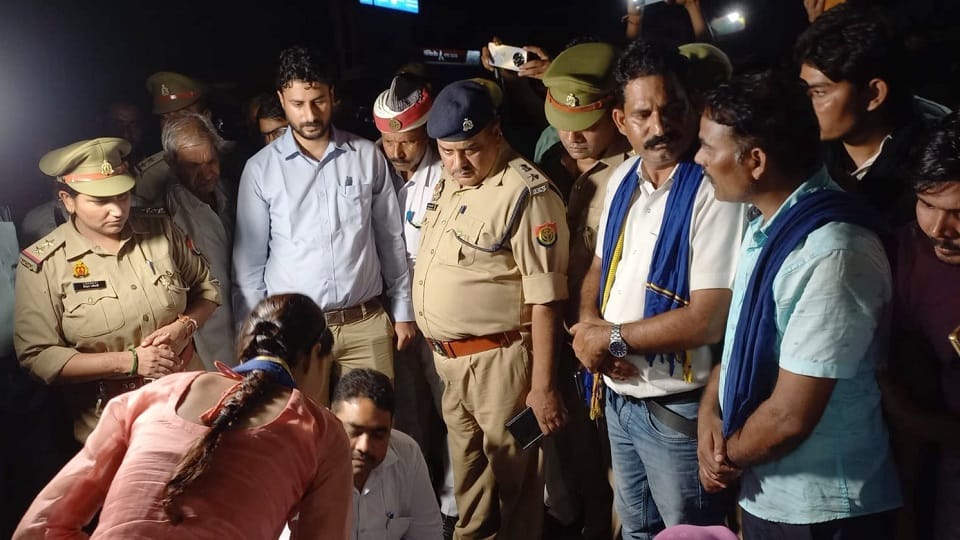 जाम लगाते लोग