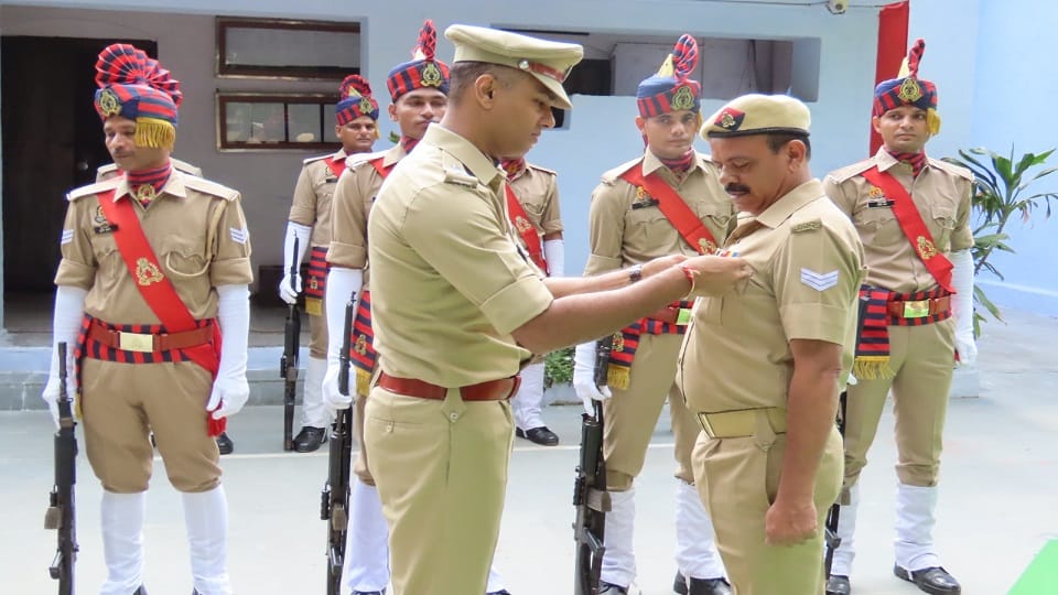 पुलिसकर्मी को सम्मानित करते एसएसपी संजीव सुमन
