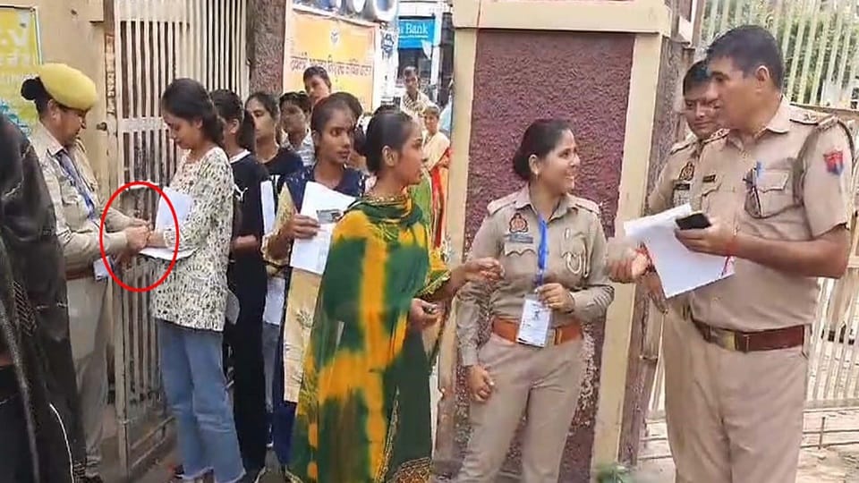 एसएमबी इंटर कॉलेज में पुलिस परीक्षा में चेकिंग 