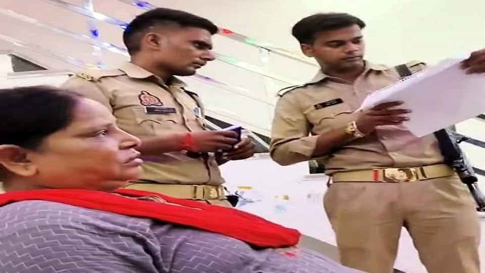 थाना महुआखेडा क्षेत्र में एक मकान से हुई चोरी के बाद सुनीता देवी से घटना की जानकारी करती पुलिस
