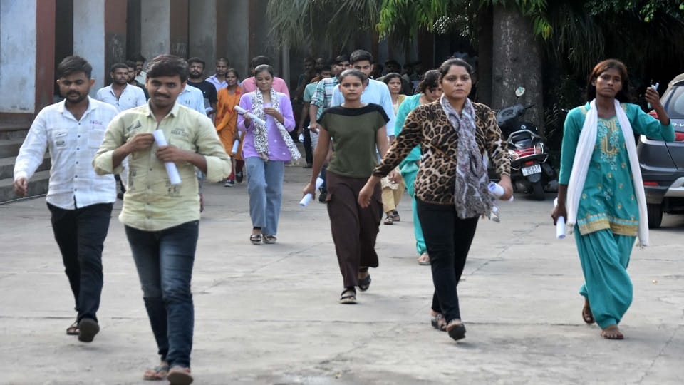 एसएमबी इंटर कॉलेज से पुलिस परीक्षा देकर बाहर आते अभ्यर्थी