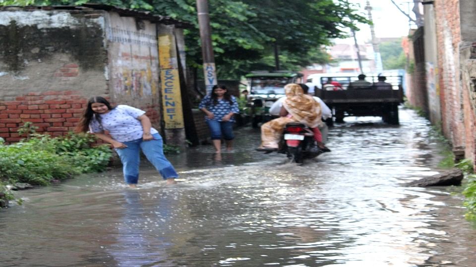 बारिश के बाद शहर के रमनपुर रोड पर हुआ  जलभराव