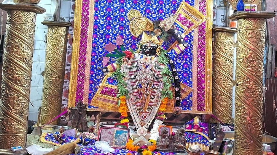 जन्माष्टममी के उपलक्ष्य में रुई की मंडी स्थित कन्हैयाजी मंदिर में किए गए भव्य शृंगार