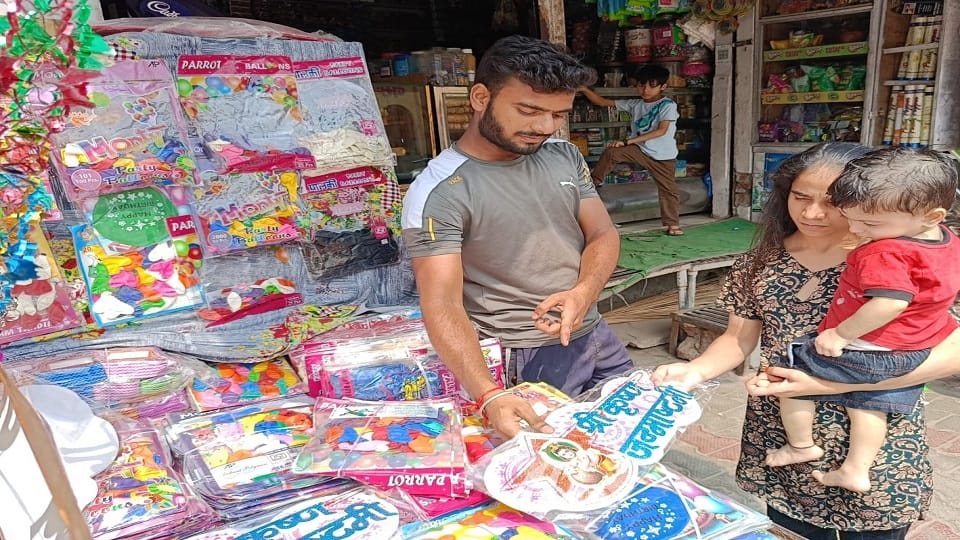 शहर की एक दुकान पर बिकता जन्माष्टमी पर घर सजाने का सामान