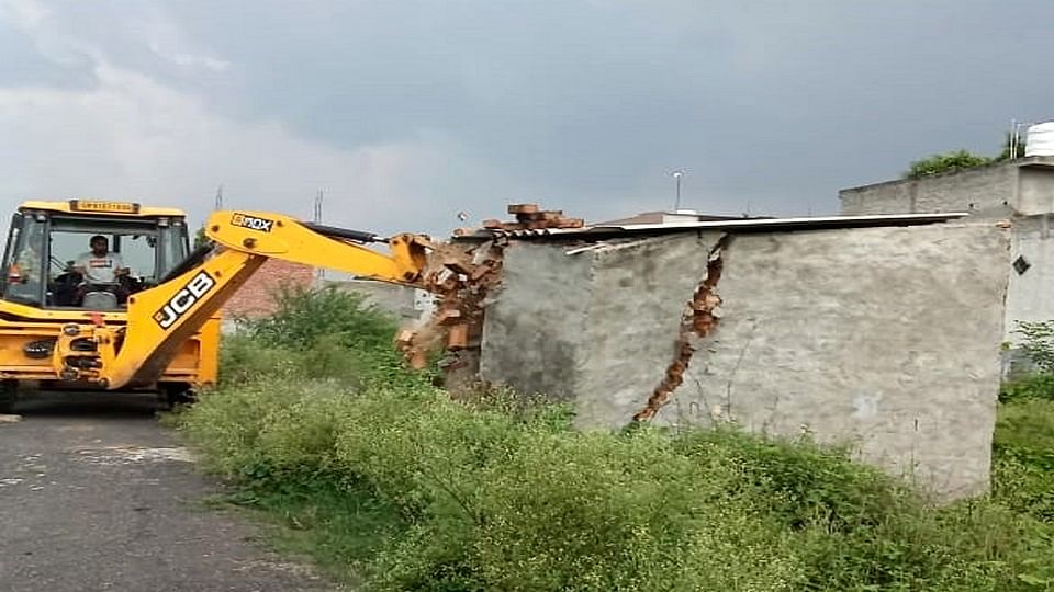 खैर के सोफा में अवैध विल्डिंग को तोड़ती एडीए की जेसीबी मशीन