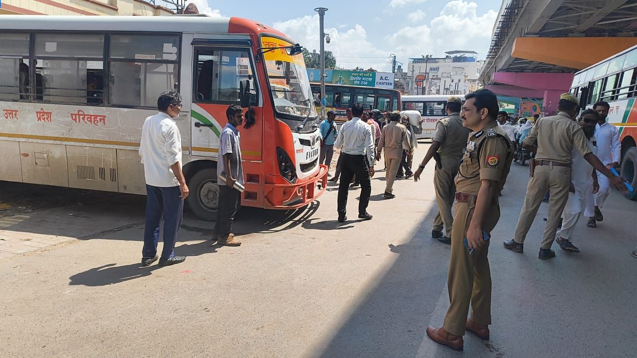 Police Commissioner Mohit Agarwal Launched Campaign Against Traffic Jam In Varanasi And Removed Encroachment - Amar Ujala Hindi News Live - Varanasi News:रोडवेज की बस सड़क पर खड़ी दिखे तो दर्ज कराएं