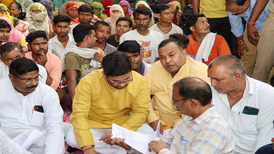 अतरौली में सफाई कर्मचारियों की समस्या सुनते सौरभ सिंह व एसडीएम अनिल कटियार