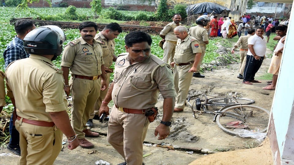 घटना के बाद पुलिस जांच करती हुई